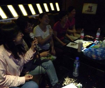 ​ktv陪唱暗示去厕所酒+音乐+激情要出事了