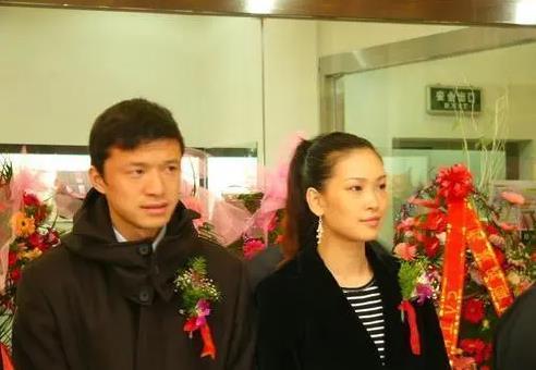 谢晖为什么恨佟晨洁 谢晖右手食指断了一截