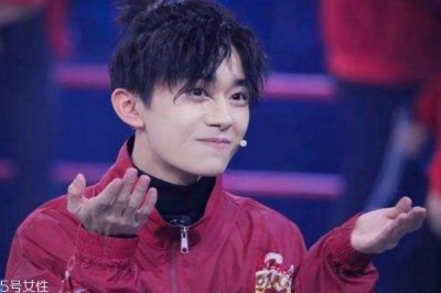 ​头发硬烫锡纸烫好看吗 发质硬的人适合锡纸烫吗