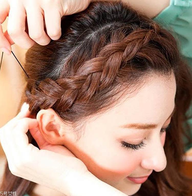 爱心编发怎么扎好看 学会这个立马气质上身