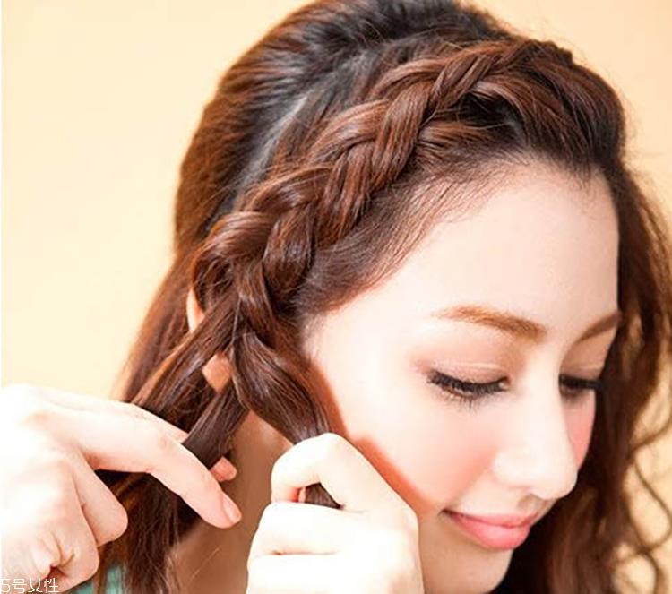 爱心编发怎么扎好看 学会这个立马气质上身