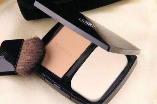 粉饼不服帖怎么办 粉饼起粉浮粉是什么原因