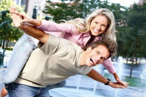 第一次约会该怎么牵手 约会牵手套路大全