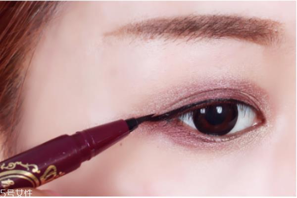 裸妆用什么颜色眼线笔 完整眼妆的画法步骤 裸妆用什么颜色眼线笔 完整眼妆的画法步骤