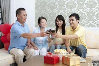​第一次见女方父母送什么好 第一次见女方父母禁忌