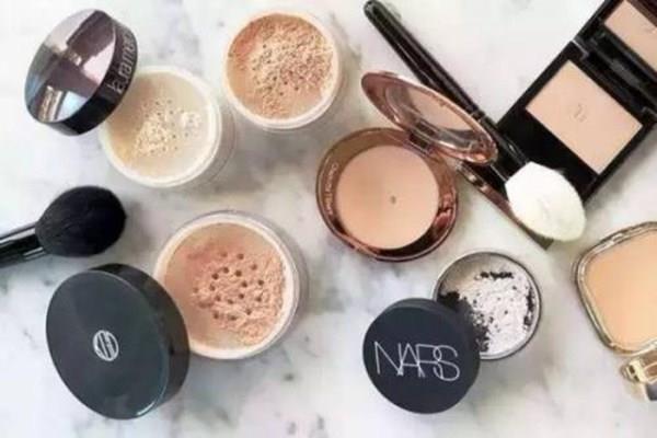 散粉和蜜粉怎么用 散粉、蜜粉和粉饼有什么区别 