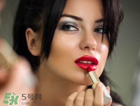 初学者怎么涂口红?初学者涂口红的步骤图解