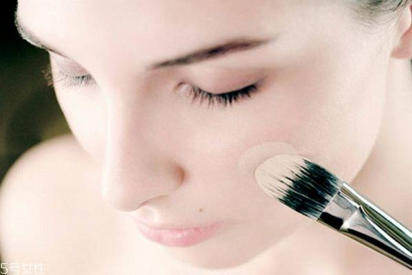粉底不服帖有哪些原因 手指上粉底好吗