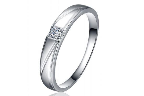 订婚后戒指戴哪个手指 男的订婚戒指戴哪个手指 订婚后戒指戴哪个手指 男的订婚戒指戴哪个手指