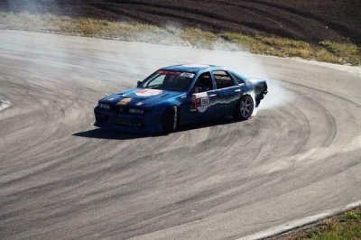 ​普通轿车能漂移吗?要怎样才能做到（普通汽车可以漂移吗)