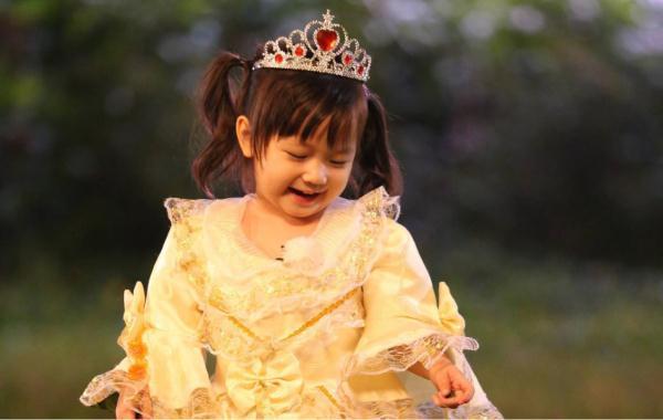 陈浩民4个孩子长大了!大女儿肤色变白颜值开挂,三女儿最可爱