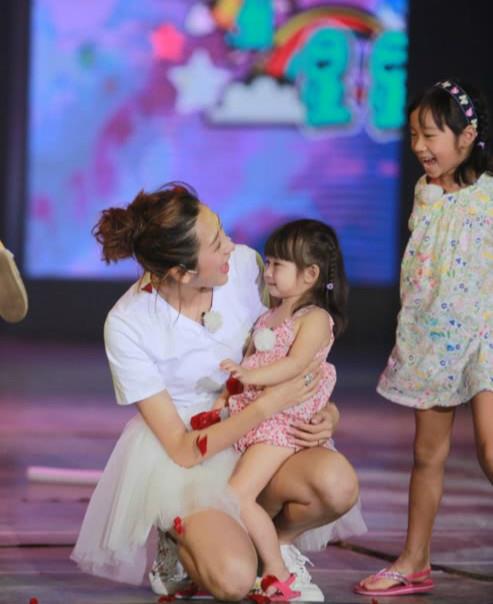 陈浩民4个孩子长大了!大女儿肤色变白颜值开挂,三女儿最可爱