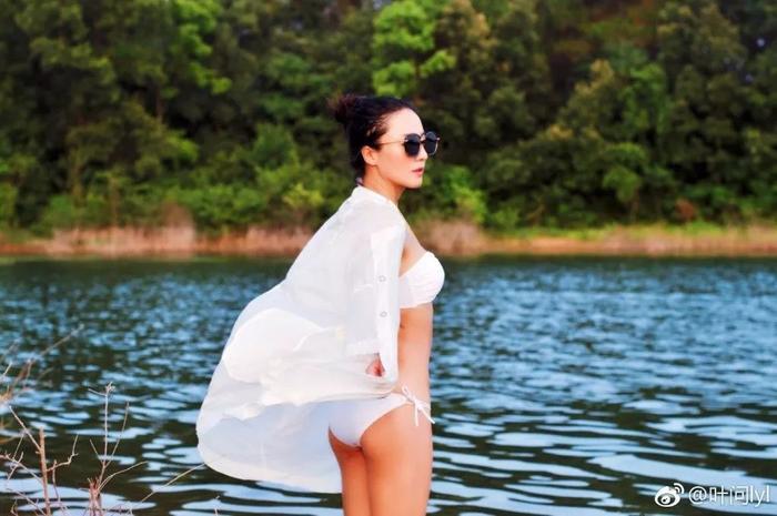 她30岁开始健身,50岁身材秒杀林志玲,这才是真正的不老女神