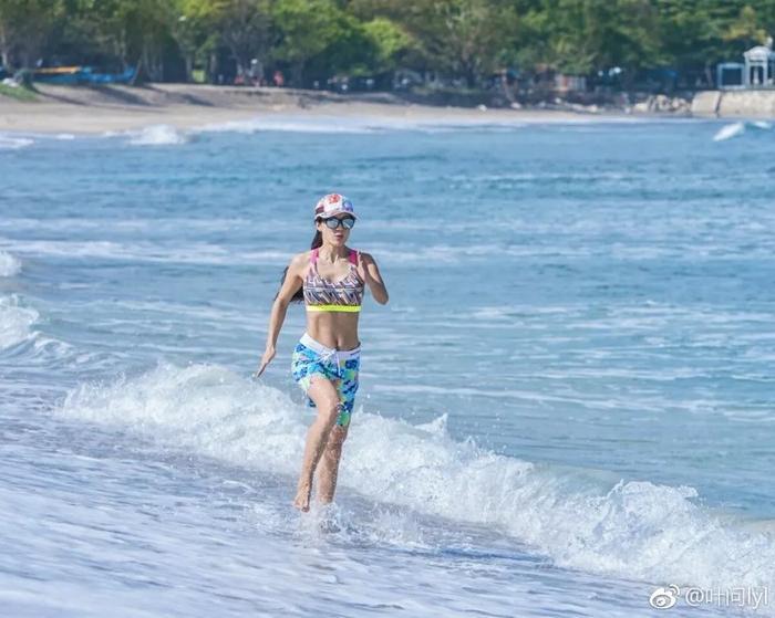 她30岁开始健身,50岁身材秒杀林志玲,这才是真正的不老女神