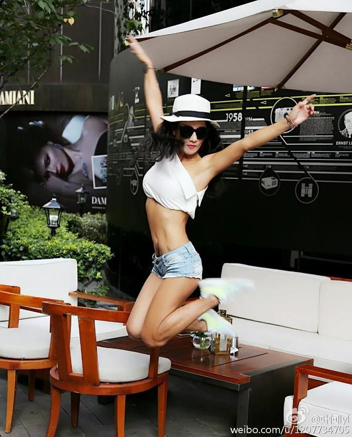 她30岁开始健身,50岁身材秒杀林志玲,这才是真正的不老女神