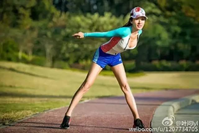 她30岁开始健身,50岁身材秒杀林志玲,这才是真正的不老女神
