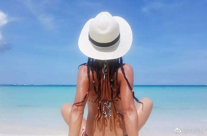 她30岁开始健身,50岁身材秒杀林志玲,这才是真正的不老女神