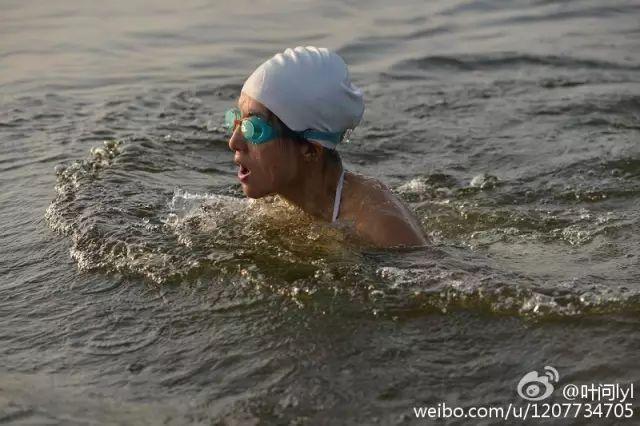 她30岁开始健身,50岁身材秒杀林志玲,这才是真正的不老女神