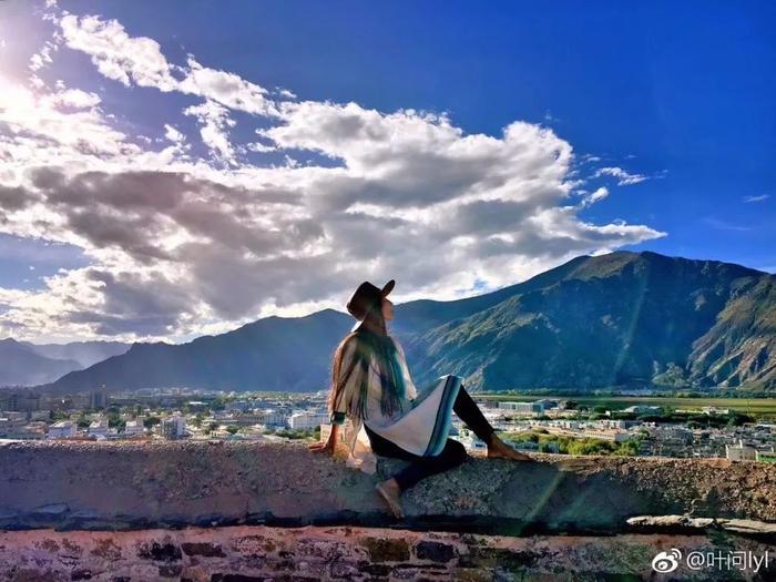 她30岁开始健身,50岁身材秒杀林志玲,这才是真正的不老女神