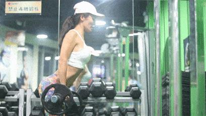 她30岁开始健身,50岁身材秒杀林志玲,这才是真正的不老女神