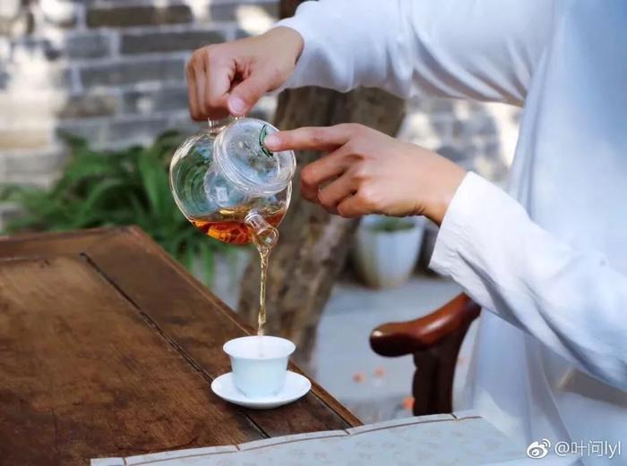 她30岁开始健身,50岁身材秒杀林志玲,这才是真正的不老女神