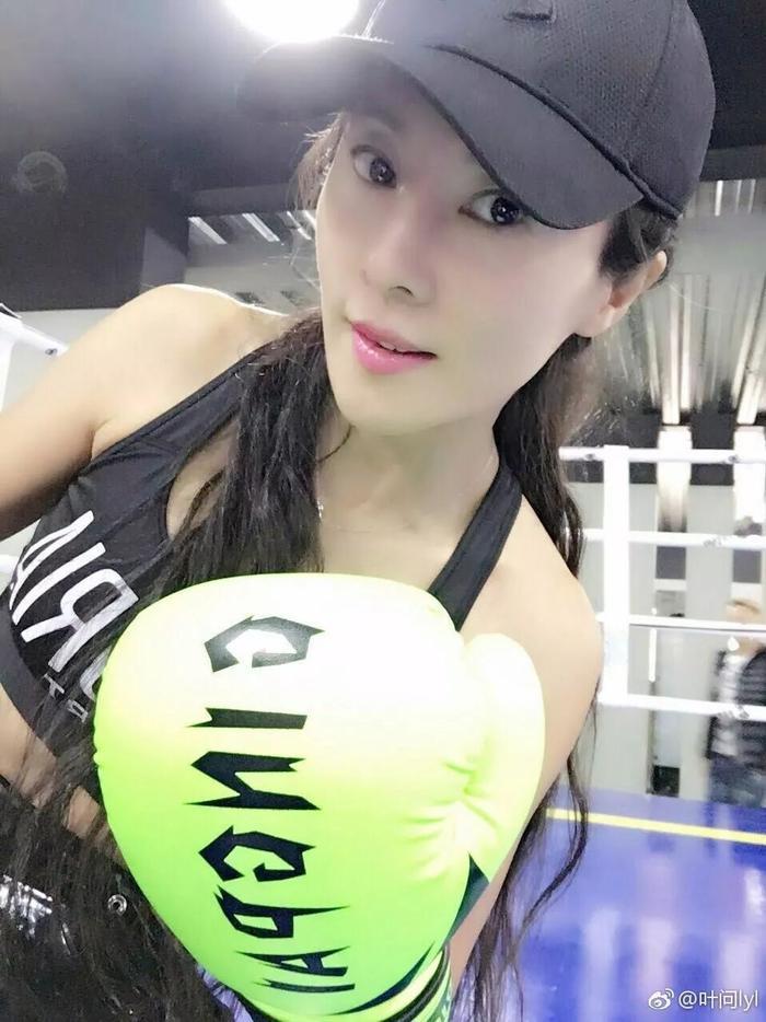 她30岁开始健身,50岁身材秒杀林志玲,这才是真正的不老女神