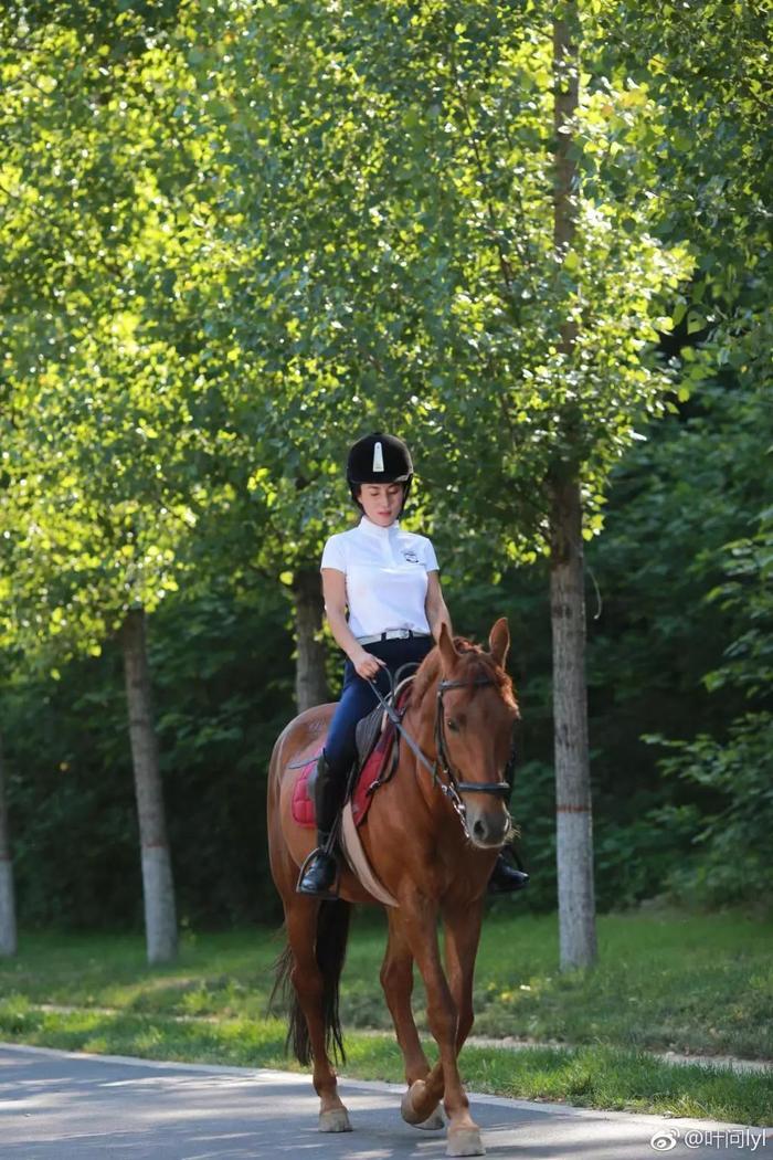 她30岁开始健身,50岁身材秒杀林志玲,这才是真正的不老女神