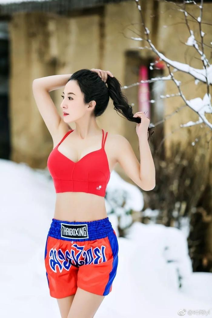 她30岁开始健身,50岁身材秒杀林志玲,这才是真正的不老女神