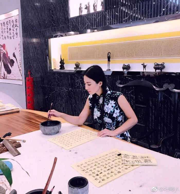 她30岁开始健身,50岁身材秒杀林志玲,这才是真正的不老女神