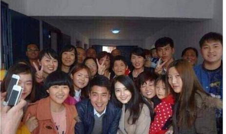 李湘回老家排场大,神情高傲墨镜不解 网友:不及颖宝万分之一