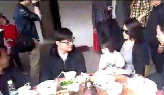 李湘回老家排场大,神情高傲墨镜不解 网友:不及颖宝万分之一