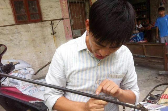 李湘回老家排场大,神情高傲墨镜不解 网友:不及颖宝万分之一