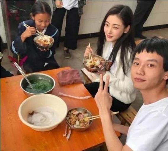 李湘回老家排场大,神情高傲墨镜不解 网友:不及颖宝万分之一