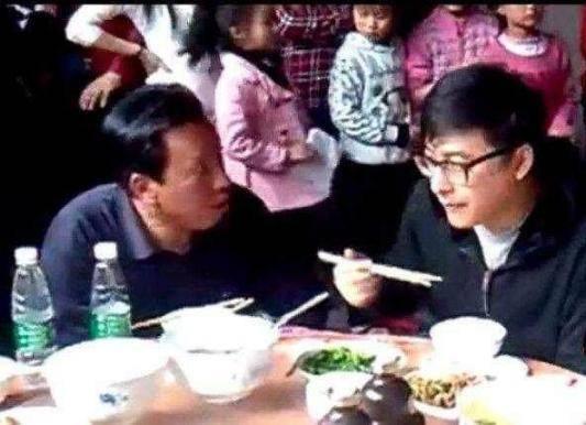 李湘回老家排场大,神情高傲墨镜不解 网友:不及颖宝万分之一