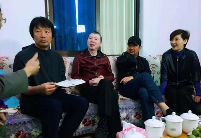 李湘回老家排场大,神情高傲墨镜不解 网友:不及颖宝万分之一