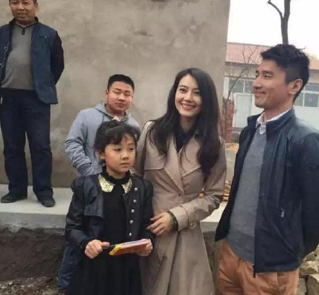 李湘回老家排场大,神情高傲墨镜不解 网友:不及颖宝万分之一