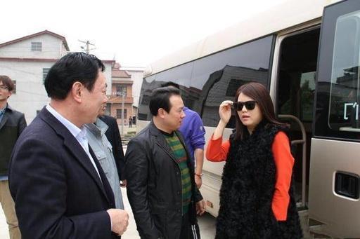 李湘回老家排场大,神情高傲墨镜不解 网友:不及颖宝万分之一