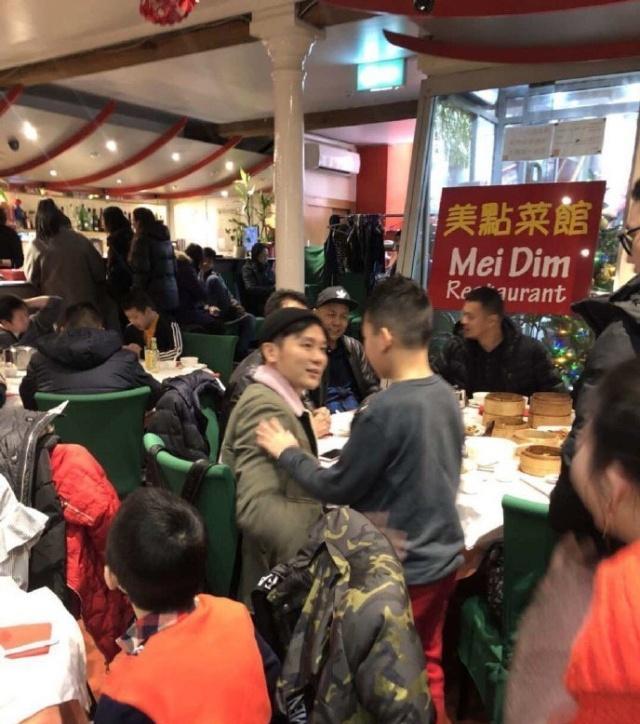 李晨作为足球体验大使现身英国餐厅,吃中国蒸饺,元芳你怎么看