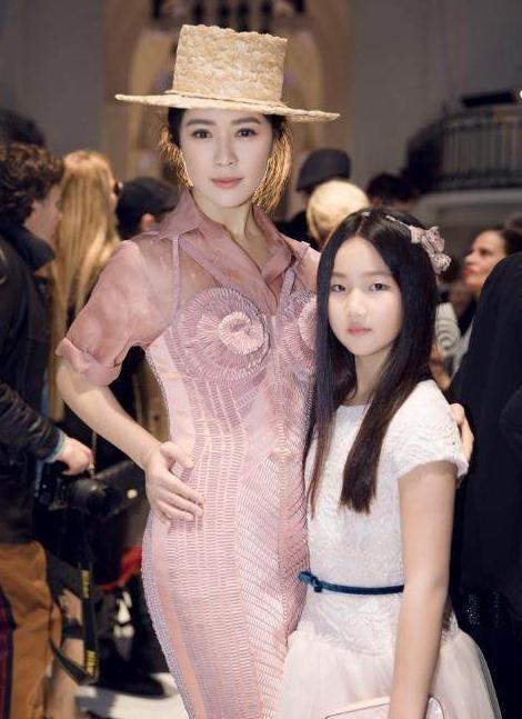 她31岁正当红却嫁人,8年后丈夫离世,独自带着女儿活成这样