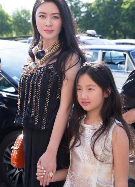 她31岁正当红却嫁人,8年后丈夫离世,独自带着女儿活成这样