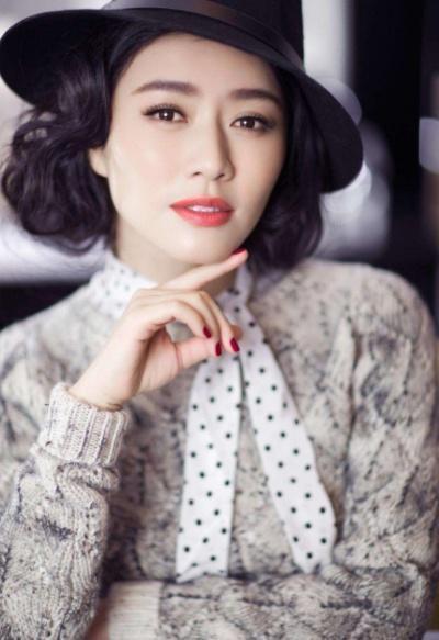 她31岁正当红却嫁人,8年后丈夫离世,独自带着女儿活成这样