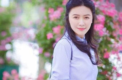 她31岁正当红却嫁人,8年后丈夫离世,独自带着女儿活成这样