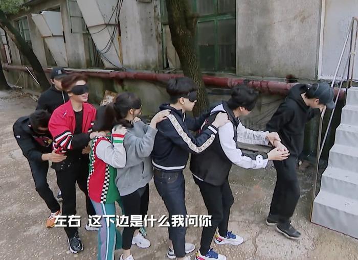 杨幂邓伦到底有多配?看到两个人搭肩的小动作,网友:原地结婚吧