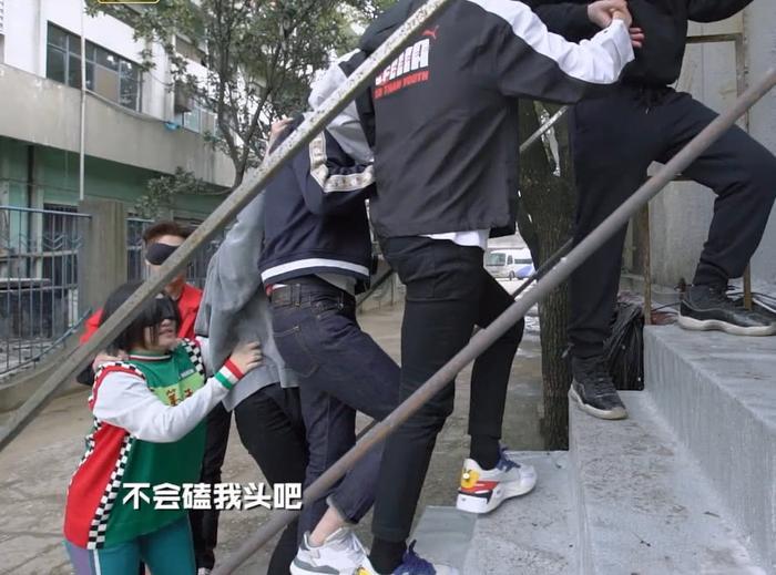 杨幂邓伦到底有多配?看到两个人搭肩的小动作,网友:原地结婚吧