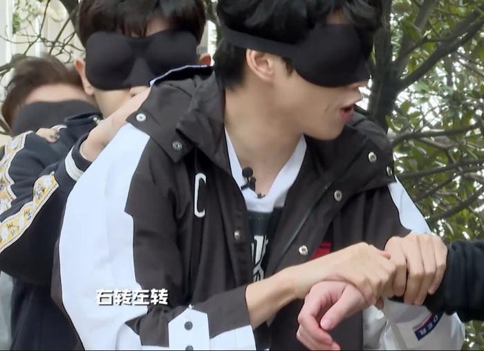 杨幂邓伦到底有多配?看到两个人搭肩的小动作,网友:原地结婚吧