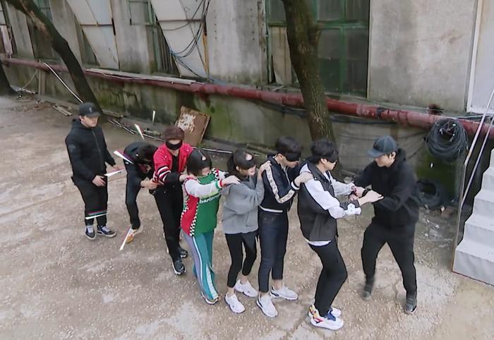 杨幂邓伦到底有多配?看到两个人搭肩的小动作,网友:原地结婚吧