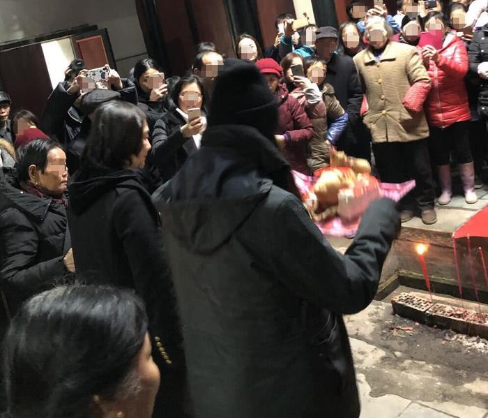 欧阳娜娜首次回乡祭祖，捧祭品虔诚跪拜，同小朋友玩扭扭车超有爱