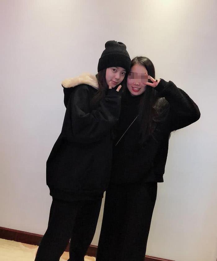 欧阳娜娜首次回乡祭祖，捧祭品虔诚跪拜，同小朋友玩扭扭车超有爱