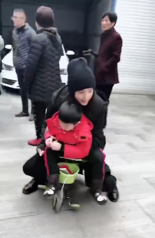 欧阳娜娜首次回乡祭祖，捧祭品虔诚跪拜，同小朋友玩扭扭车超有爱