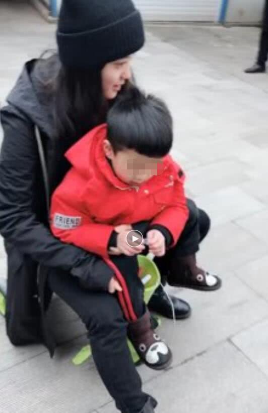 欧阳娜娜首次回乡祭祖，捧祭品虔诚跪拜，同小朋友玩扭扭车超有爱